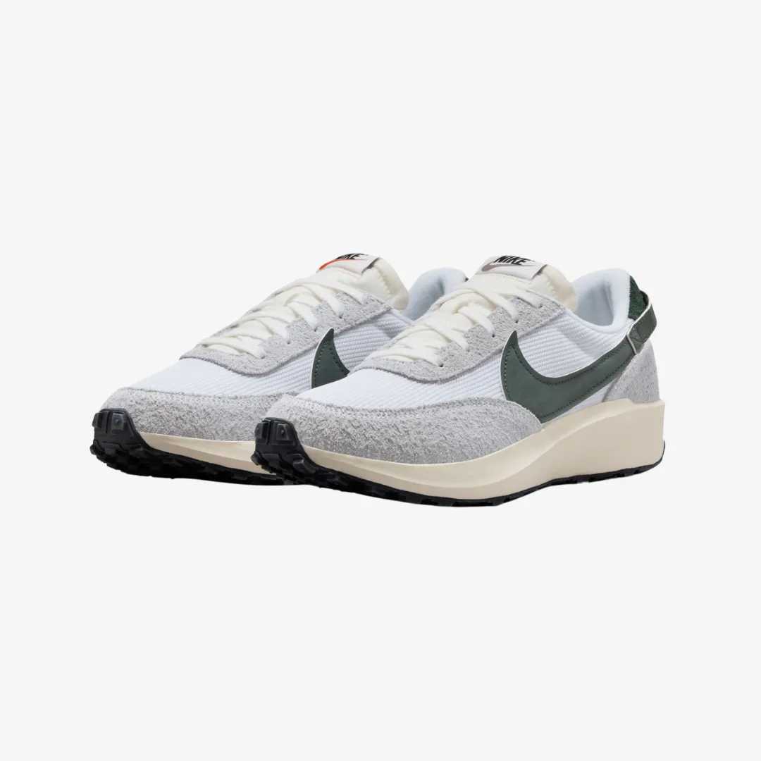 womens nike waffle debut vntg (vintage green)